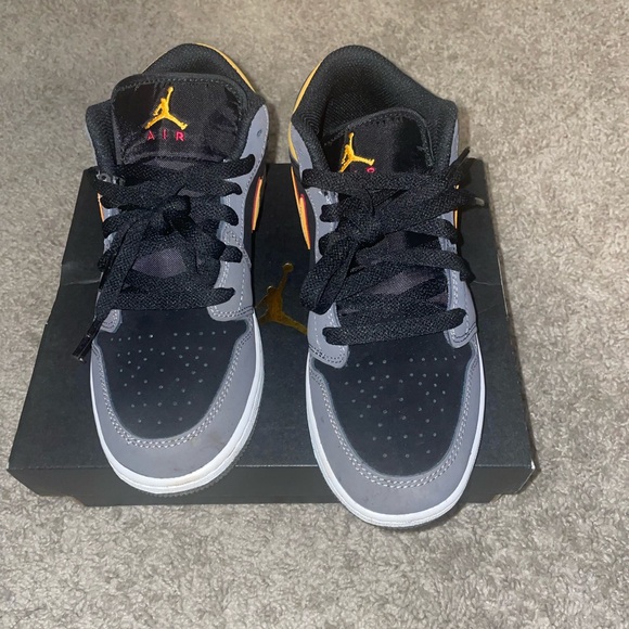 Air Jordan 1s Low SE (GS) - Picture 2 of 6